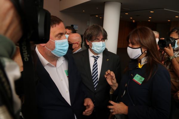 ERC's Oriol Junqueras with Carles Puigdemont and Laura Borràs of Junts in Brussels on April 19, 2022 (by Natàlia Segura)